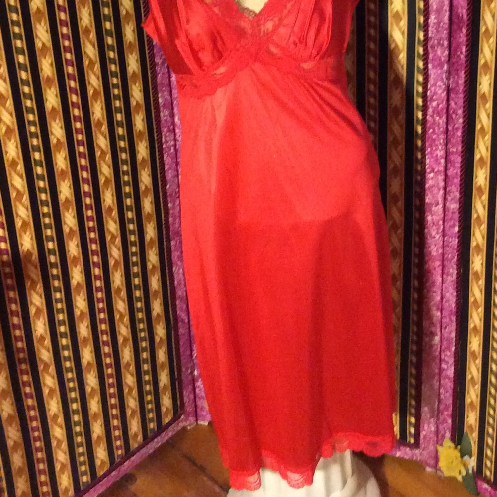 Beautiful red lace trimmed slip - Picture 4 of 4